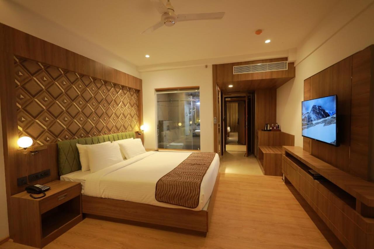 Hotel Mandarin Sky Kannur Esterno foto